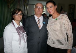 Rita Passos, o prefeito José Vendramini e a primeira-dama Antonia Vendramini, durante assinatura do convênio com o governo estadual